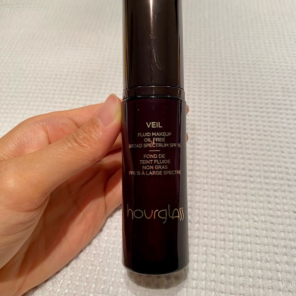 HOURGLASS Veil Fluid Makeup Oil Free SPF 15 - Picture 2 of 6
